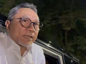 Menteri Koordinator Bidang Pangan Zulkifli Hasan di sekitar Rumah Kertanegara, Jakarta, Minggu (28/9/2025) malam.