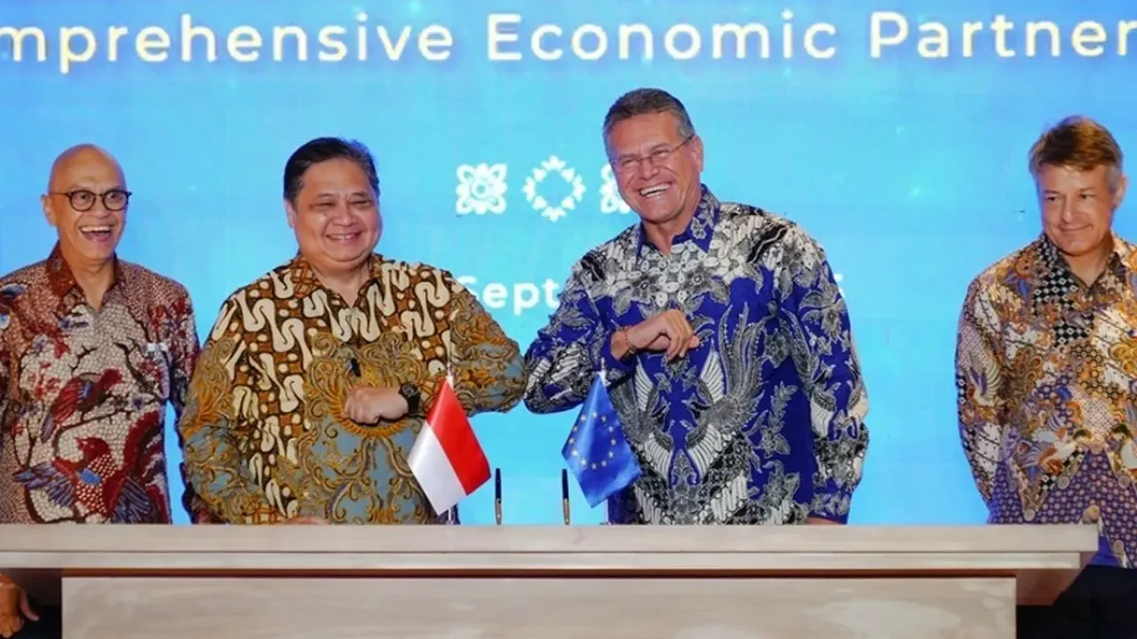 Menteri Koordinator Bidang Perekonomian Airlangga Hartarto beserta Komisioner Perdagangan dan Keamanan Ekonomi Komisi Eropa Maros Sefcovic 