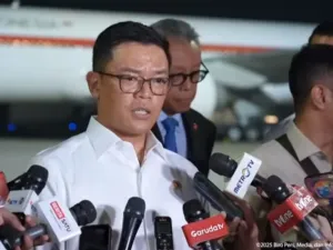 Menteri Luar Negeri Sugiono saat memberikan keterangan pers di Lanud Halim Perdanakusuma, Jakarta, Jumat (19/9/2025) malam.