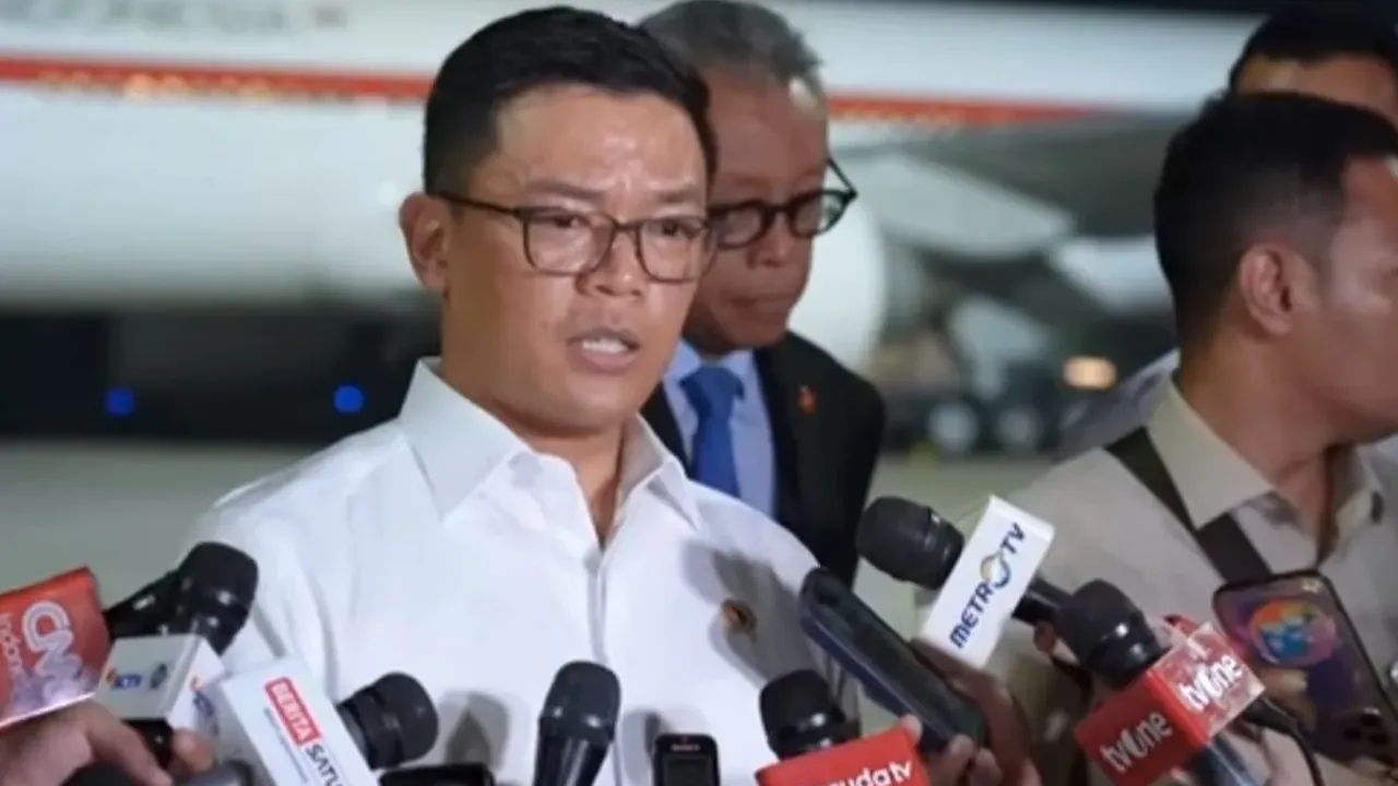 Menteri Luar Negeri Sugiono saat memberikan keterangan pers di Lanud Halim Perdanakusuma, Jakarta, Jumat (19/9/2025) malam.