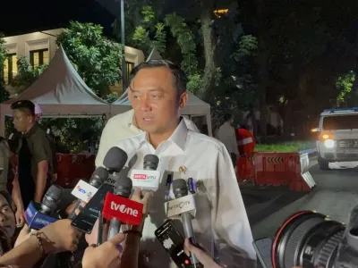Menteri Sekretaris Negara (Mensesneg) Prasetyo Hadi di sekitar Rumah Kertanegara, Jakarta, Minggu (28/9/2025) malam.