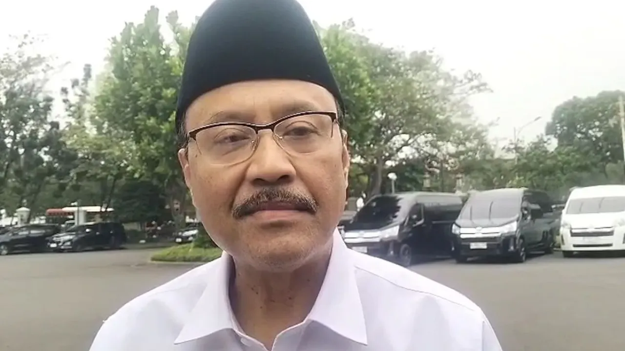 Menteri Sosial (Mensos) Saifullah Yusuf atau Gus Ipul di Kompleks Istana, Jakarta, Jumat (19/9/2025).