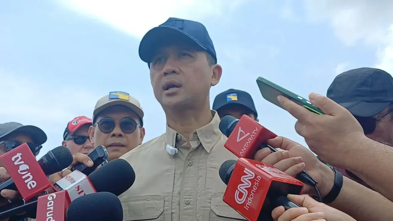 Menteri Transmigrasi, Muhammad Iftitah Sulaeman Suryanegara saat ditemui di Tanjung Banon, Kecamatan Galang, Kota Batam, Kepulauan Riau, Kamis (25/9/2025).