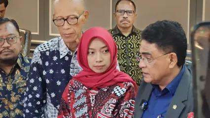 Meta Ayu Puspitantri, istri dari Diplomat Kemlu Arya Daru Pangayunan usai rapat dengan Komisi XIII DPR, Jakarta, Selasa (30/9/2025).