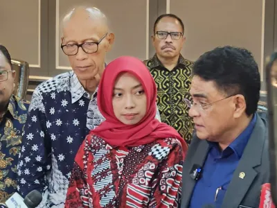 Meta Ayu Puspitantri, istri dari Diplomat Kemlu Arya Daru Pangayunan usai rapat dengan Komisi XIII DPR, Jakarta, Selasa (30/9/2025).