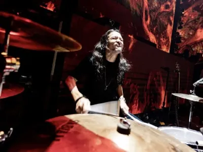 Momen Ello bermain drum di Loh Kok Tum Band saat di W Super Club Jakarta, baru-baru ini.