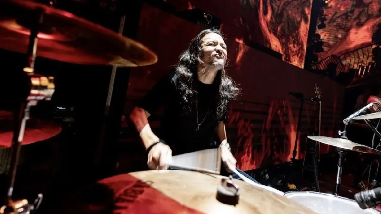 Momen Ello bermain drum di Loh Kok Tum Band saat di W Super Club Jakarta, baru-baru ini.