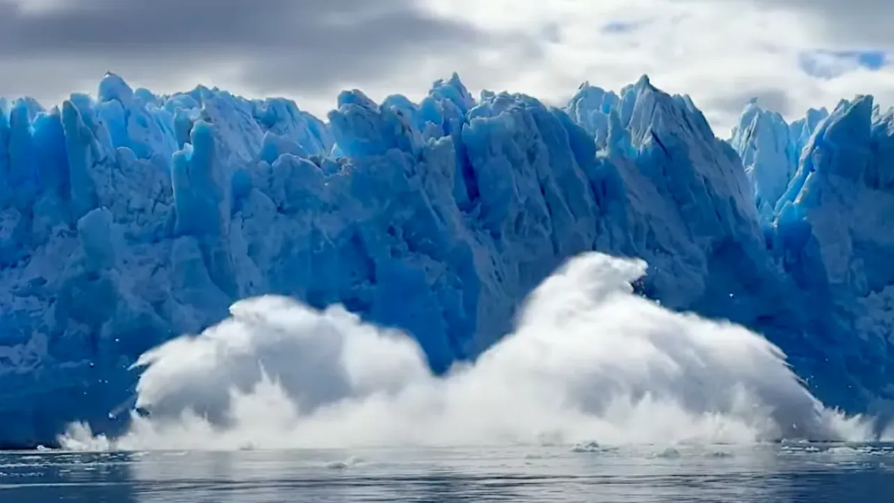 Momen langka: Atlantik es terpecah di Patagonia, terekam kamera