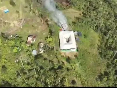 Nampak dari udara Puskesmas Kiwirok terbakar. Diduga dilakukan oleh KKB di wilayah Kabupaten Pegunungan Bintang, Papua Pegunungan, Senin (29/9/2025).