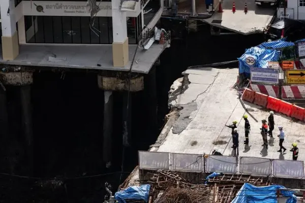  CHANAKARN LAOSARAKHAM/AFP via Getty Security officials looking at the sinkhole near a hospital in Bangkok on September 24, 2025