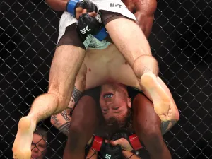 Neil Magny Tepati Matthews melalui comeback dramatis di UFC Perth