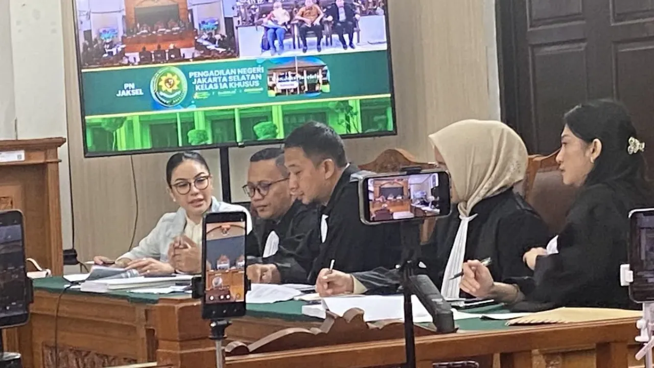 Nikita Mirzani berdampingan dengan tim kuasa hukum di ruang sidang utama PN Jaksel dalam pemeriksaan saksi ahli, Kamis (25/9/2025).