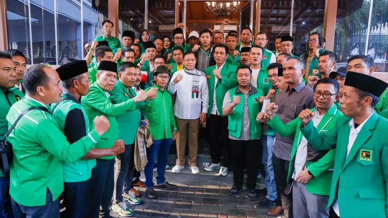 Para kader PPP di kediaman Ketua Umum PPP Muhamad Mardiono di kawasan Jakarta, Minggu (28/9/2025). 