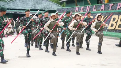 Para pelajar SMK tengah mengikuti program bela negara Korps Kadet Republik Indonesia (KKRI) di kawasan latihan Kostrad, Sanggabuana, Karawang, Jawa Barat.
