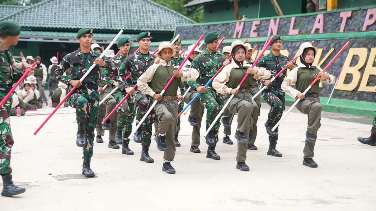 Para pelajar SMK tengah mengikuti program bela negara Korps Kadet Republik Indonesia (KKRI) di kawasan latihan Kostrad, Sanggabuana, Karawang, Jawa Barat.
