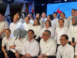 Para pengurus baru Partai Solidaritas Indonesia (PSI) berfoto bersama usai diumumkan di Djakarta Theater, Jakarta Pusat, Jumat (26/9/2025). 