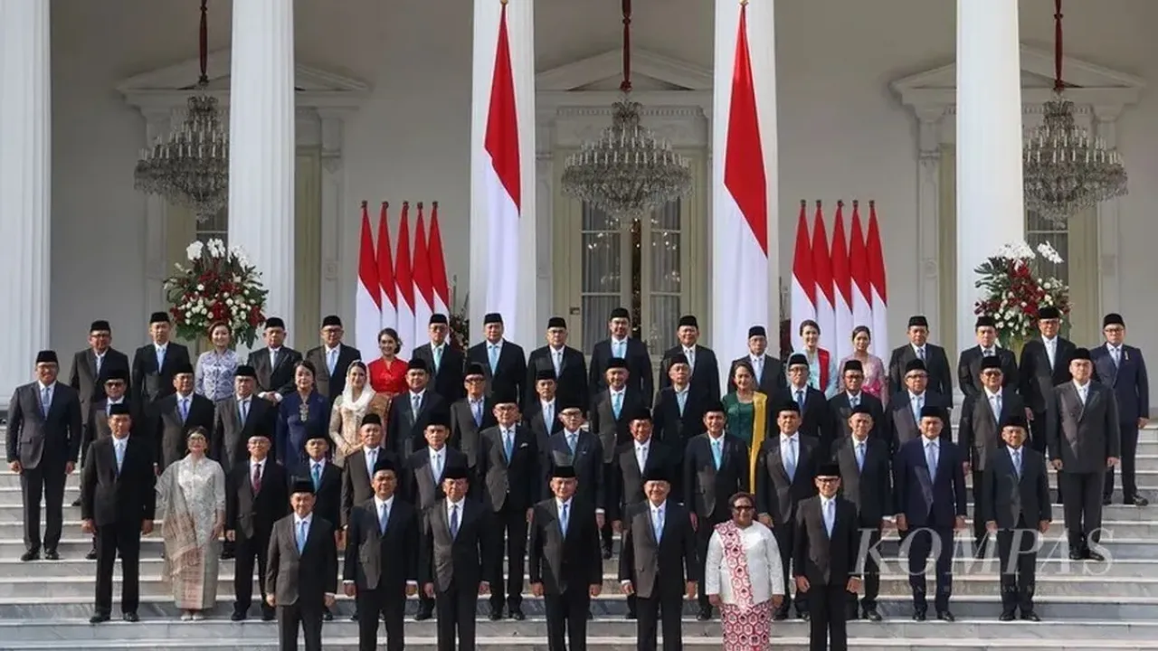 Para wakil menteri (wamen) berfoto bersama usai pelantikan wamen anggota kabinet Merah Putih di Istana Merdeka, Jakarta, Senin (21/10/2024).