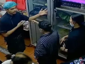 Pelanggan restoran Bibi Kelinci yang masuk ke dalam dapur untuk memprotes dan mengancam karyawan restoran karena lama menunggu, Jumat (19/9/2025).