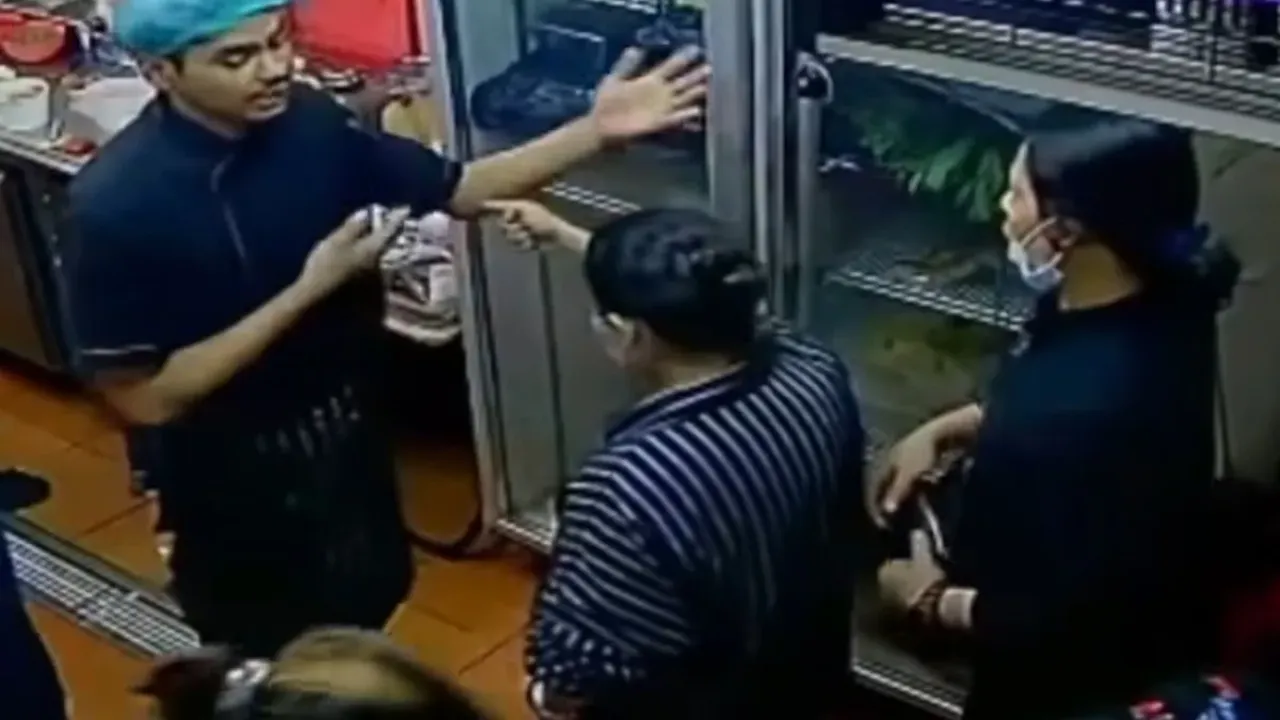 Pelanggan restoran Bibi Kelinci yang masuk ke dalam dapur untuk memprotes dan mengancam karyawan restoran karena lama menunggu, Jumat (19/9/2025).