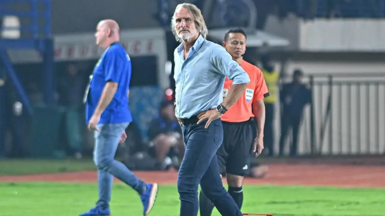 Pelatih Dewa United, Jan Olde Riekerink. 