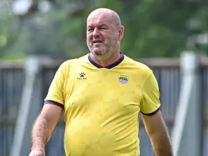 Pelatih Persib Bandung Bojan Hodak dalam sesi latihan tim, bersiap melangsungkan laga pertama di Grup G AFC Champions League Two (ACL 2) 2025-2026. 
