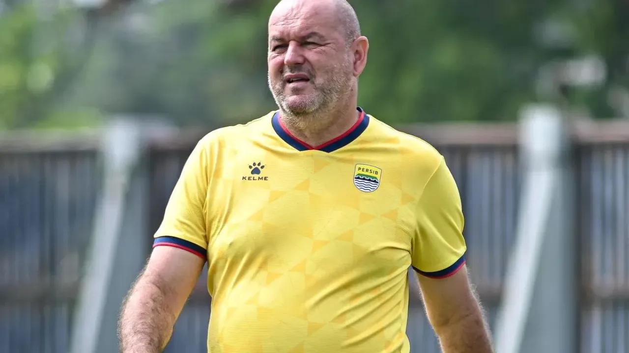 Pelatih Persib Bandung Bojan Hodak dalam sesi latihan tim, bersiap melangsungkan laga pertama di Grup G AFC Champions League Two (ACL 2) 2025-2026. 