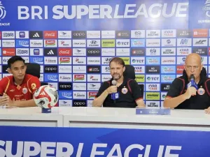 Pelatih Persija Jakarta, Mauricio Souza, dan kapten tim Rizky Ridho