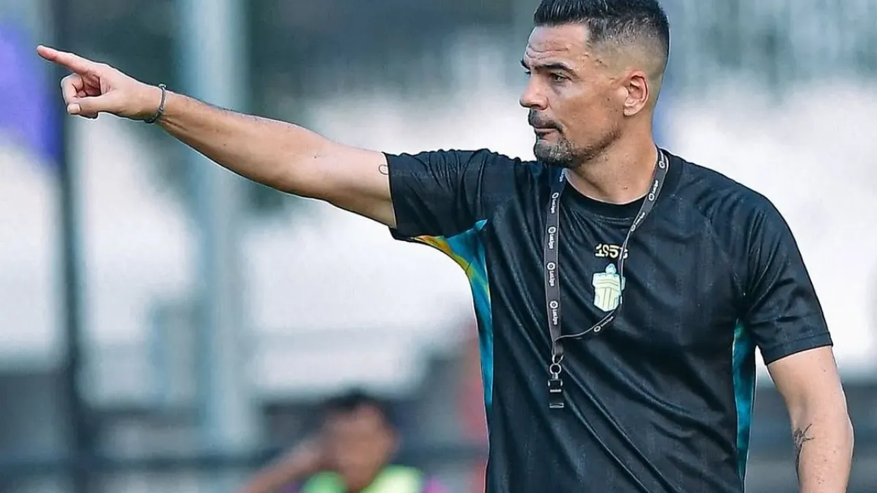 Pelatih Persita Tangerang Carlos Pena. 
