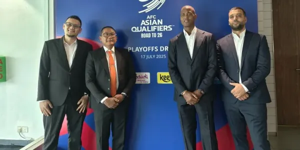 Pelatih Timnas Indonesia, Patrick Kluivert, bersama dengan manajer tim, Sumardji, saat menghadiri undian ronde 4 Kualifikasi Piala Dunia 2026 Zona Asia