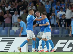 Pemerintah Naples Larang Penjualan Tiket untuk Fans Frankfurt (1)