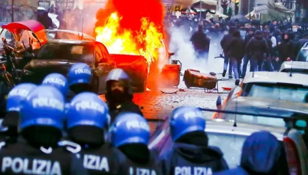 Pemerintah Naples Larang Penjualan Tiket untuk Fans Frankfurt (2)