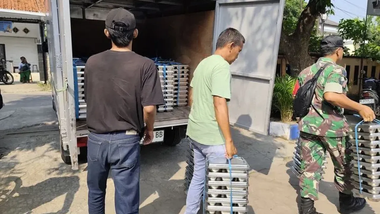 Pendistribusian MBG di salah satu sekolah di Kabupaten Bangkalan. 