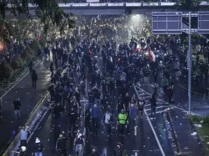 Pengunjuk rasa melakukan aksi di bawah Jembatan Semanggi, Jakarta, Jumat (29/8/2025). 