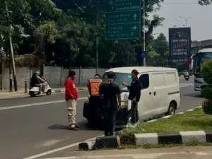 Penilangan mobil dobel kabin Komedian Sule (baju merah) oleh petugas Dishub di Jakarta Selatan, Kamis (25/9/2025). (dok. Sudinhub Jakarta Selatan).