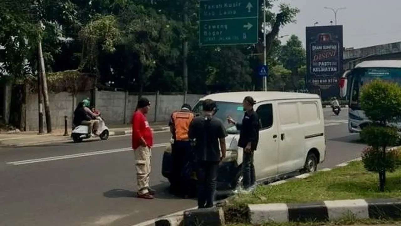 Penilangan mobil dobel kabin Komedian Sule (baju merah) oleh petugas Dishub di Jakarta Selatan, Kamis (25/9/2025). (dok. Sudinhub Jakarta Selatan).