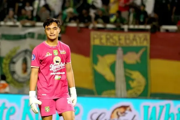 Penjaga gawang Persebaya Surabaya di Liga 1 2024-2025, Ernando Ari Sutaryadi.