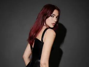 Penyanyi, Dua Lipa dengan warna rambut Cherry Cola.