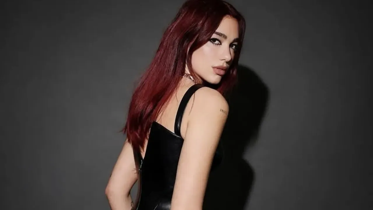 Penyanyi, Dua Lipa dengan warna rambut Cherry Cola.