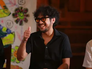 Penyanyi Kunto Aji berpose saat diwawancarai KOMPAS.com dalam program Beginu di Bentara Budaya Jakarta, Jakarta, Jumat (18/10/2024).