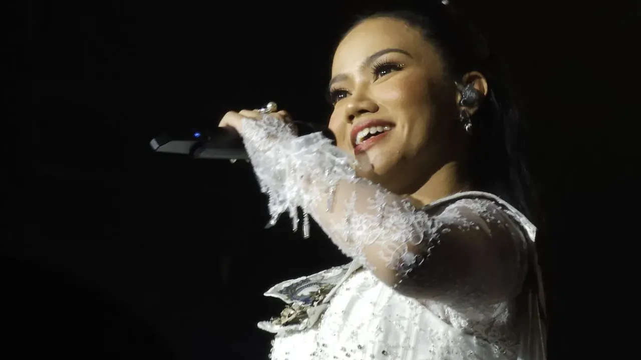 Penyanyi Yura Yunita dalam konser tunggalnya bertajuk Bingah di Istora Senayan, Jakarta, Minggu (2/2/2025).