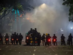 Personel kepolisian melakukan patroli pembubaran pengunjuk rasa di Jalan Pahlawan, Kota Semarang, Jawa Tengah, Jumat (29/8/2025).