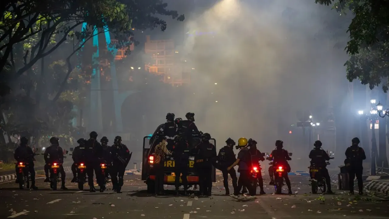 Personel kepolisian melakukan patroli pembubaran pengunjuk rasa di Jalan Pahlawan, Kota Semarang, Jawa Tengah, Jumat (29/8/2025).