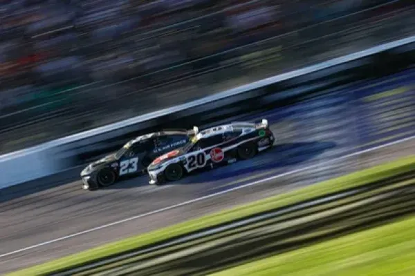 Pertarungan Sengit Joey Logano dan Ross Chastain di Playoff NASCAR (3)
