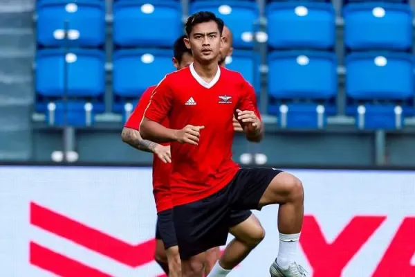 Pesepakbola Timnas Indonesia Pratama Arhan saat berbaju Bangkok United dalam latihan tim. 
