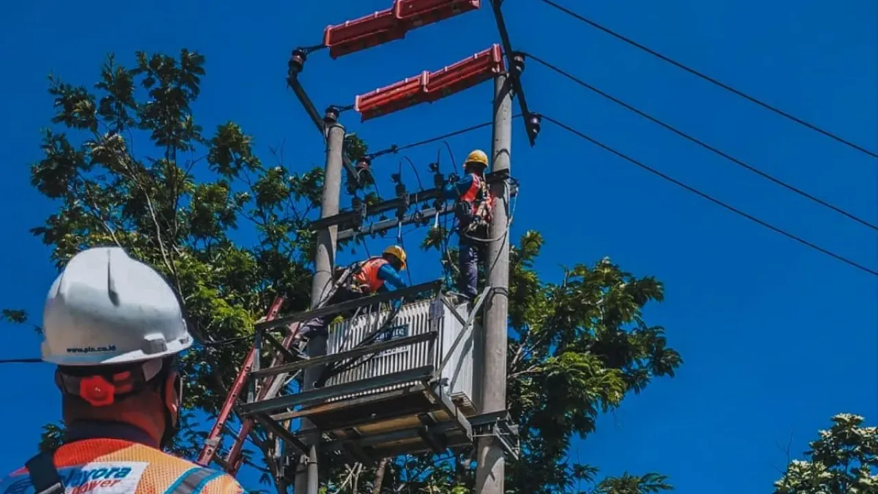 Petugas PLN sedang melakukan pemeliharaan di salah satu jaringan listrik di Indonesia