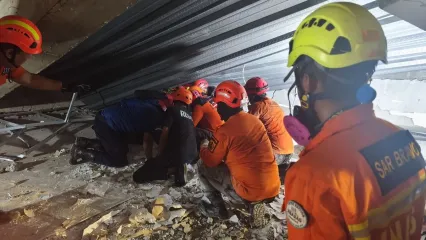 Petugas SAR Gabungan mengevakuasi korban reruntuhan bangunan Ponpes Al-Khoziny Sidoarjo, Selasa (30/9/2025)