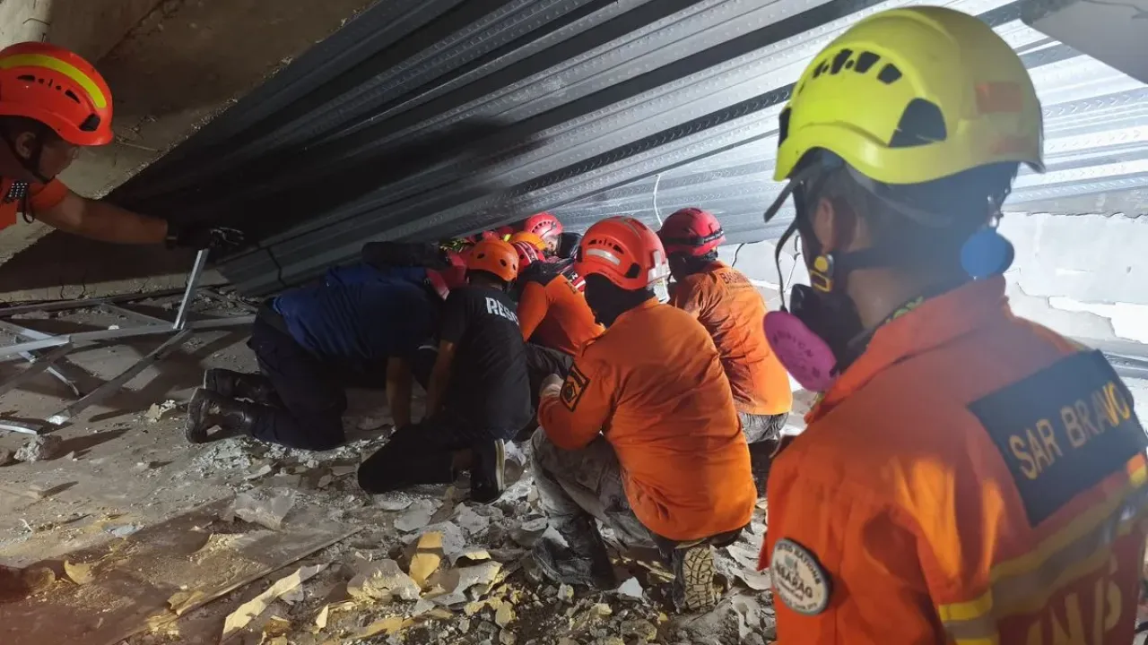 Petugas SAR Gabungan mengevakuasi korban reruntuhan bangunan Ponpes Al-Khoziny Sidoarjo, Selasa (30/9/2025)