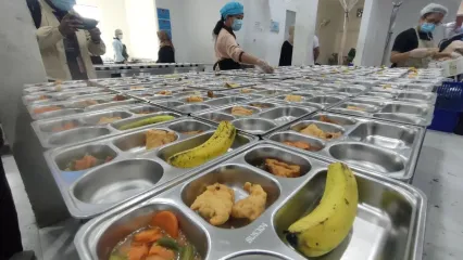 Petugas Satuan Pelayanan Pemenuhan Gizi (SPPG) di Slipi, Palmerah, Jakarta Barat tengah menyiapkan menu Makan Bergizi Gratis (MBG), Selasa (23/9/2025).