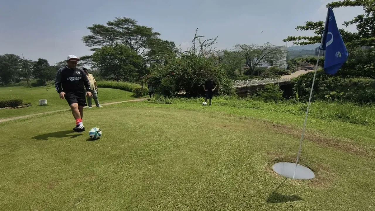 Presenter olahraga nasional, Valentino Simanjuntak, mencoba olahraga Footgolf di Palm Hill Golf Club, Sentul, Jawa Barat, pada Kamis (25/9/2025).