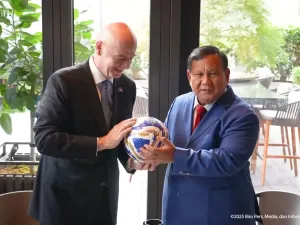 Presiden FIFA Gianni Infantino memberikan sejumlah hadiah kepada Presiden RI Prabowo Subianto di Amerika Serikat, Rabu (24/9/2025). 